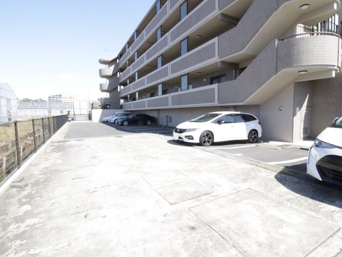 物件外観写真3　(駐車場)