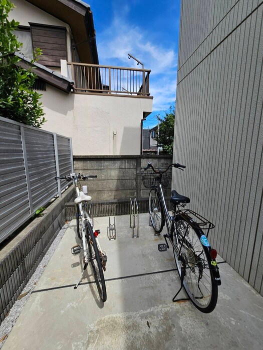 物件外観写真4　(駐輪場)