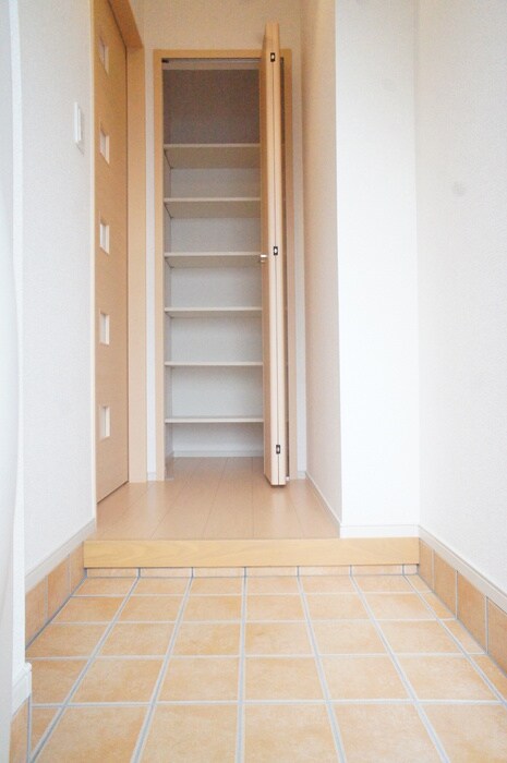 物件内観写真16　(玄関)