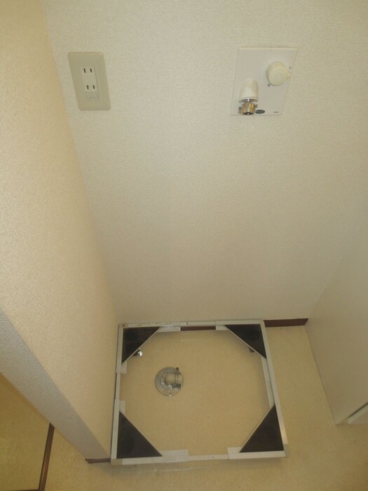 物件内観写真12　(洗濯機置場)