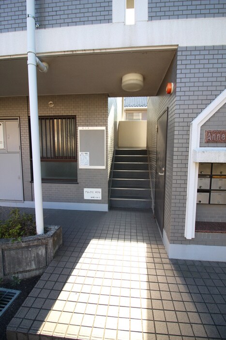 物件外観写真3　(エントランス部分)