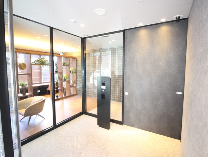 物件外観写真5　(エントランス部分)