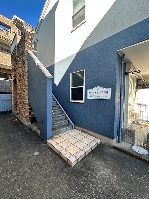 物件外観写真2　(エントランス部分)