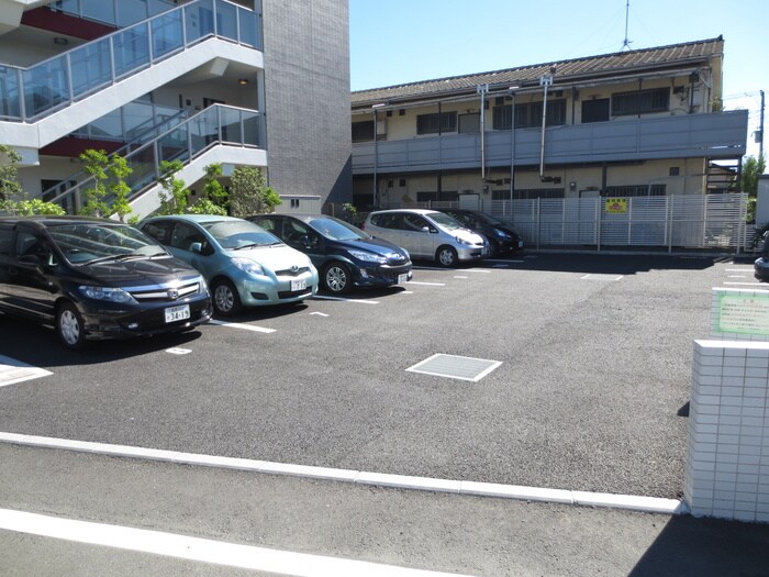 物件外観写真3　(駐車場)
