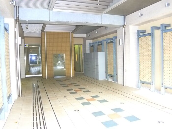 物件外観写真3　(エントランス部分)