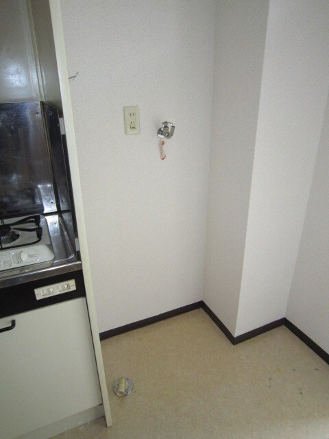 物件内観写真6　(洗濯機置場)