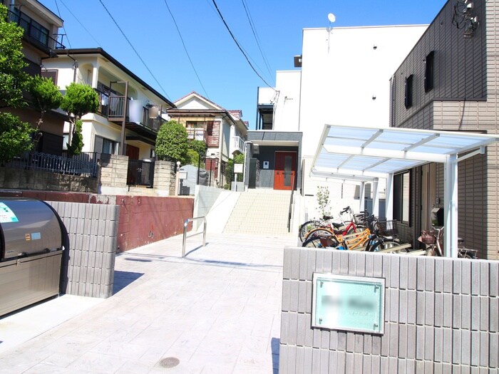 物件外観写真2　(エントランス部分)