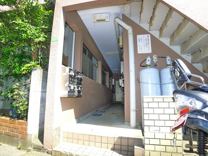 物件外観写真4　(エントランス部分)