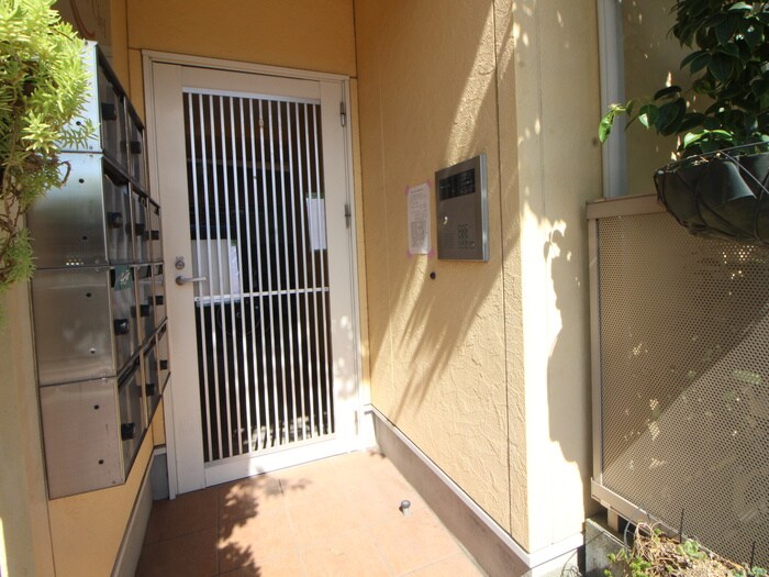 物件外観写真6　(エントランス部分)