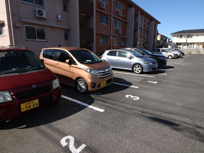 物件外観写真3　(駐車場)