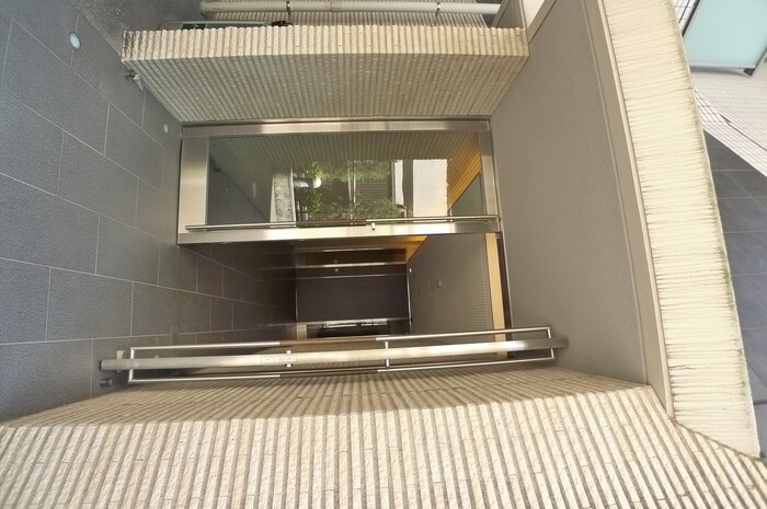 物件外観写真6　(エントランス部分)