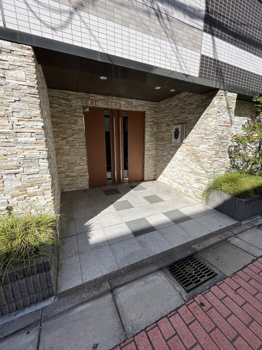 物件外観写真2　(エントランス部分)