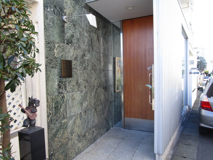 物件外観写真3　(エントランス部分)