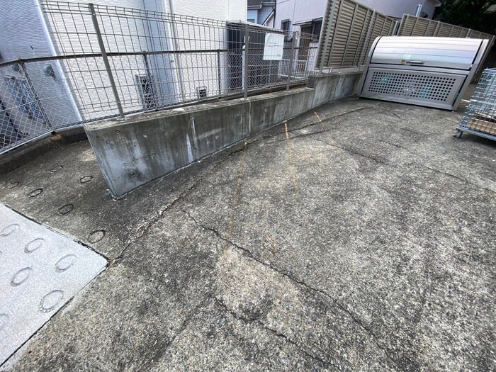 物件外観写真3　(駐車場)