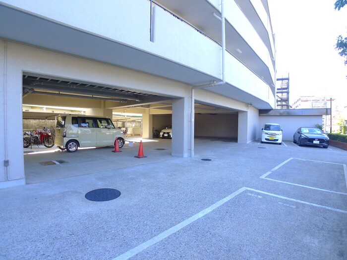 物件外観写真3　(駐車場)