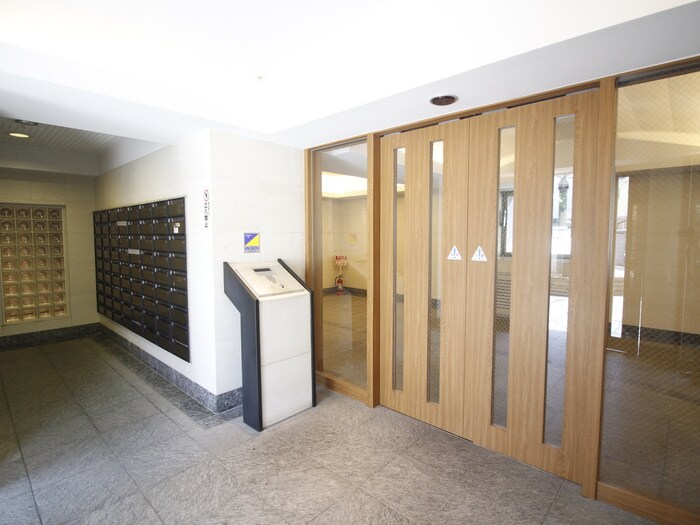 物件外観写真3　(エントランス部分)