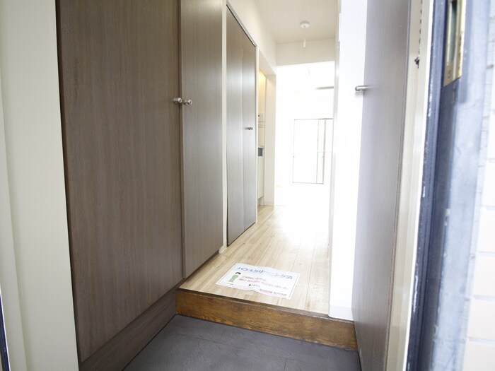 物件内観写真16　(玄関)