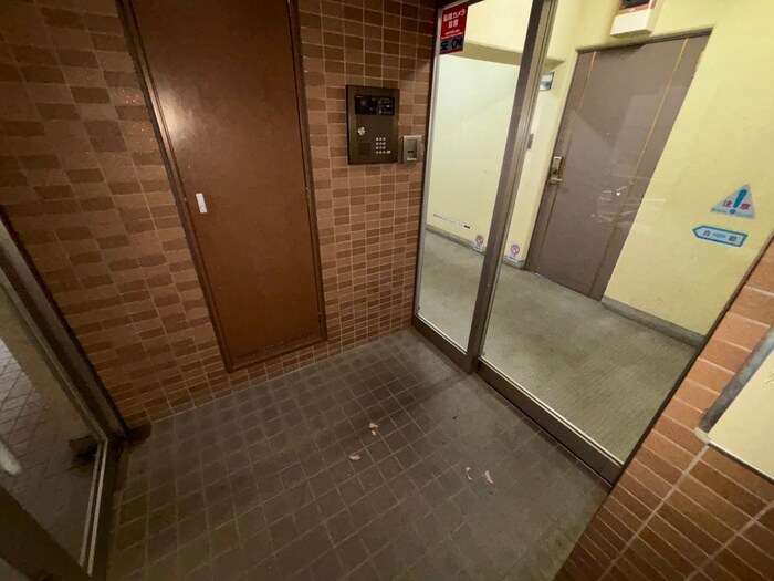 物件外観写真5　(エントランス部分)