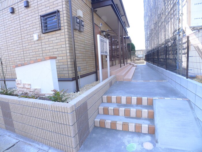 物件外観写真6　(エントランス部分)