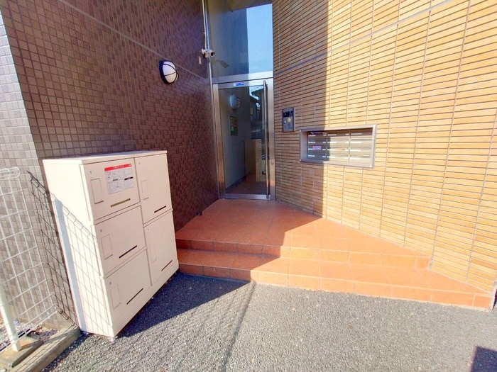 物件外観写真2　(エントランス部分)