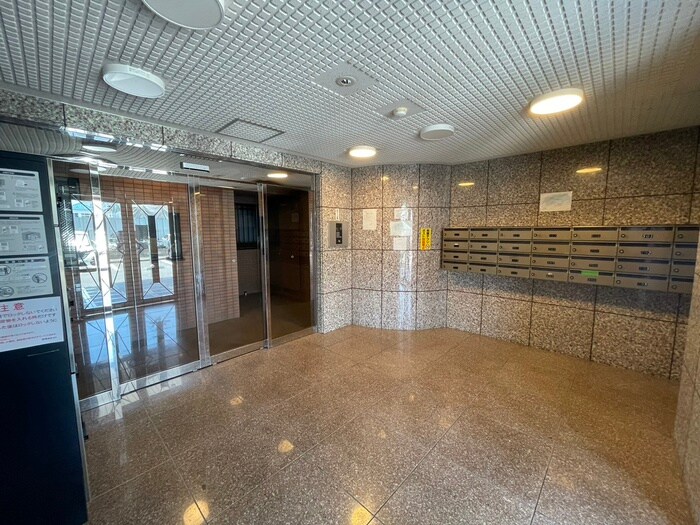 物件外観写真3　(エントランス部分)