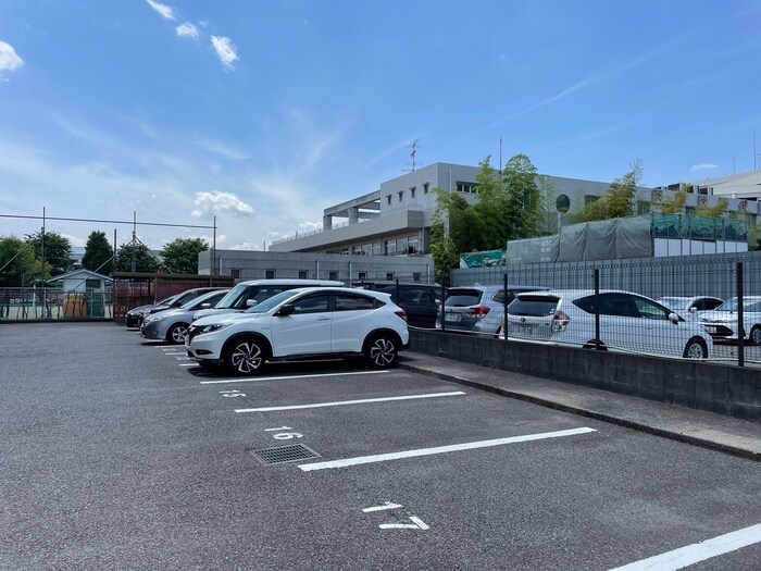 物件外観写真5　(駐車場)