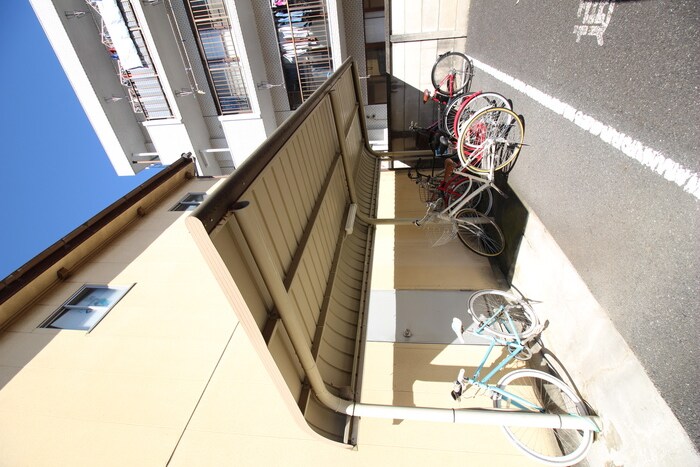 物件外観写真6　(エントランス部分)