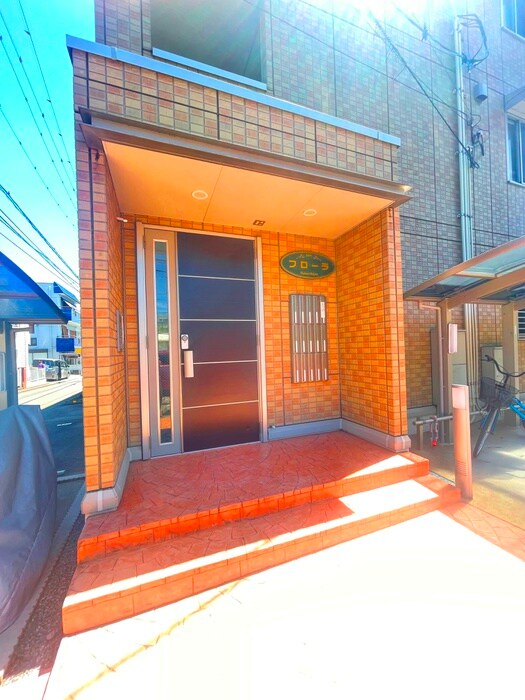 物件外観写真2　(エントランス部分)
