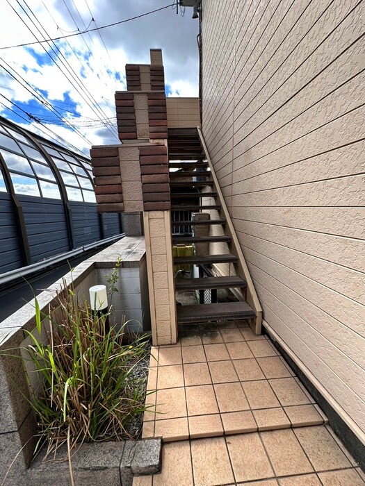 物件外観写真6　(エントランス部分)