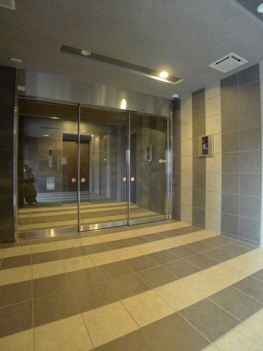 物件外観写真2　(エントランス部分)