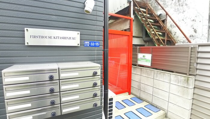 物件外観写真3　(エントランス部分)