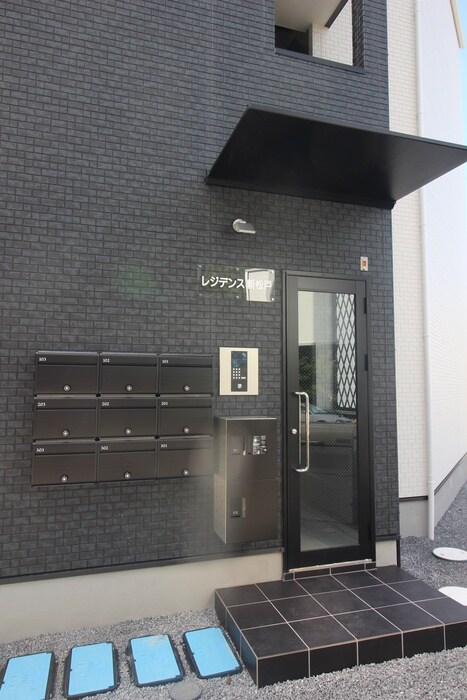 物件外観写真2　(エントランス部分)