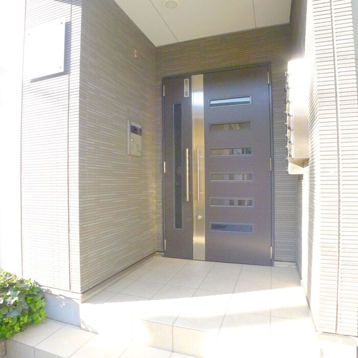物件外観写真2　(エントランス部分)
