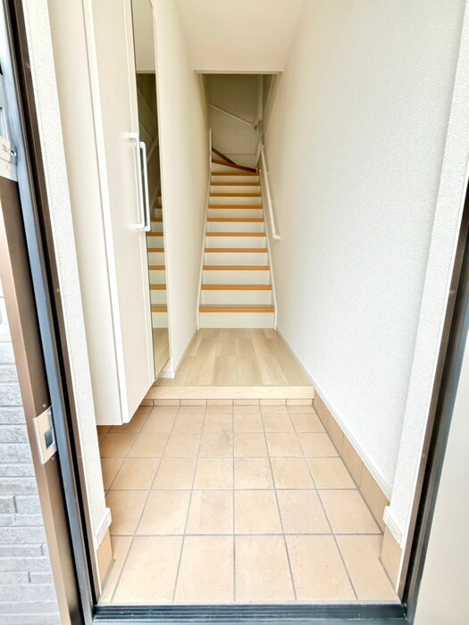 物件内観写真13　(玄関)