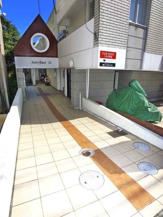 物件外観写真2　(エントランス部分)