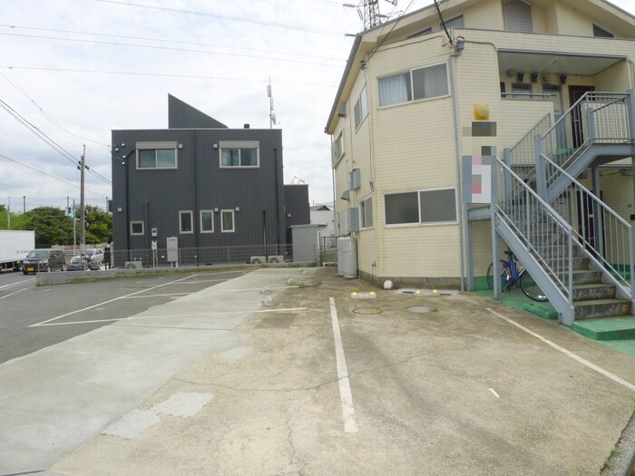 物件外観写真3　(駐車場)