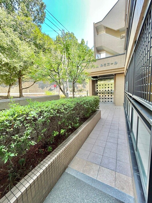 物件外観写真5　(エントランス部分)