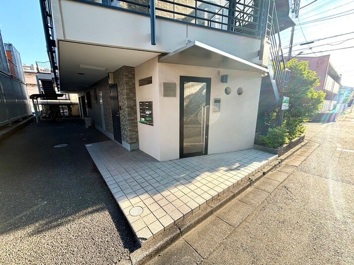 物件外観写真3　(エントランス部分)