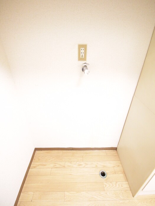 物件内観写真10　(洗濯機置場)