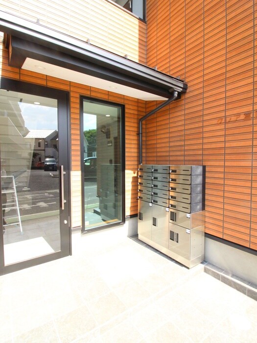 物件外観写真3　(エントランス部分)