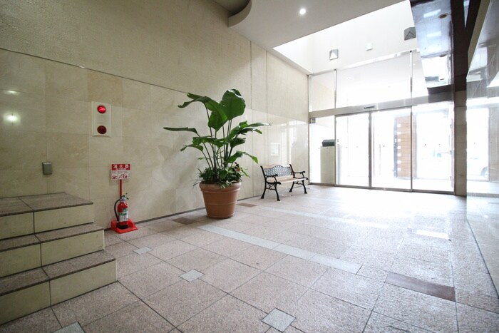 物件外観写真2　(エントランス部分)