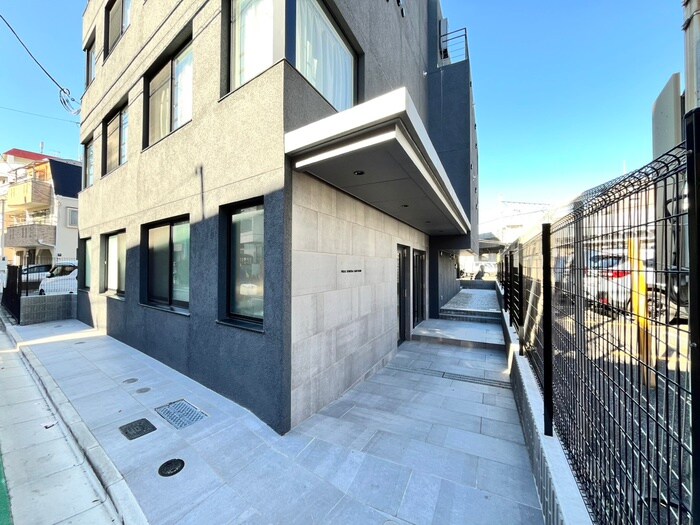 物件外観写真4　(エントランス部分)