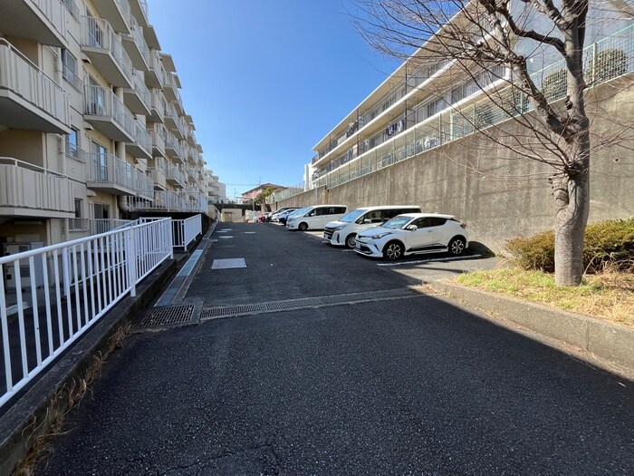 物件外観写真2　(駐車場)