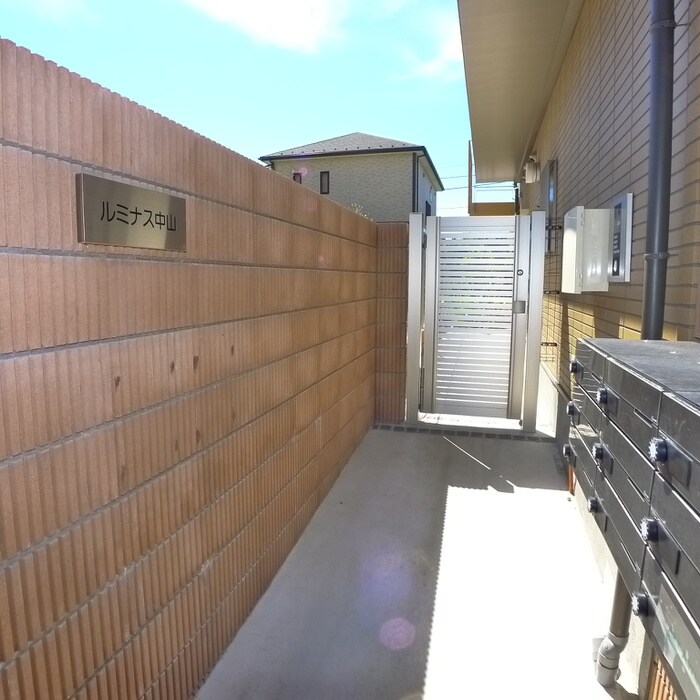 物件外観写真2　(エントランス部分)