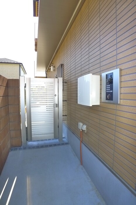 物件外観写真4　(エントランス部分)