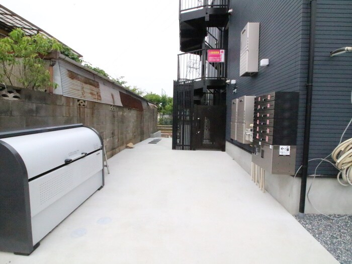 物件外観写真4　(エントランス部分)