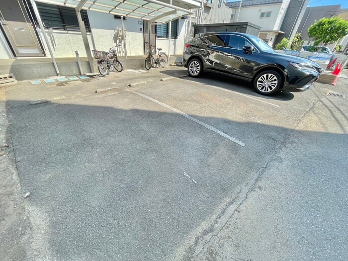 物件外観写真5　(駐車場)
