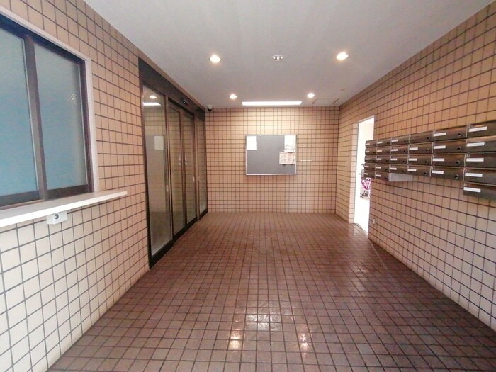 物件外観写真6　(エントランス部分)