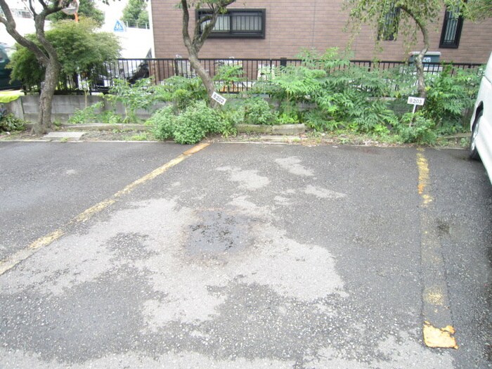 物件外観写真3　(駐車場)