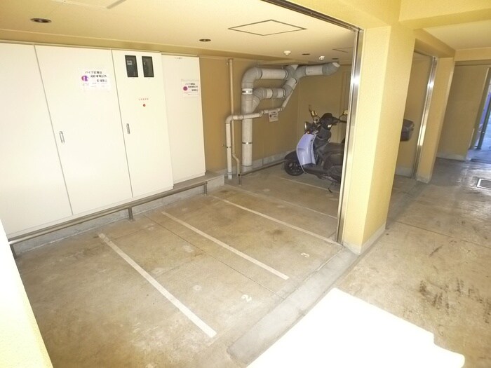 物件外観写真3　(バイク置き場)